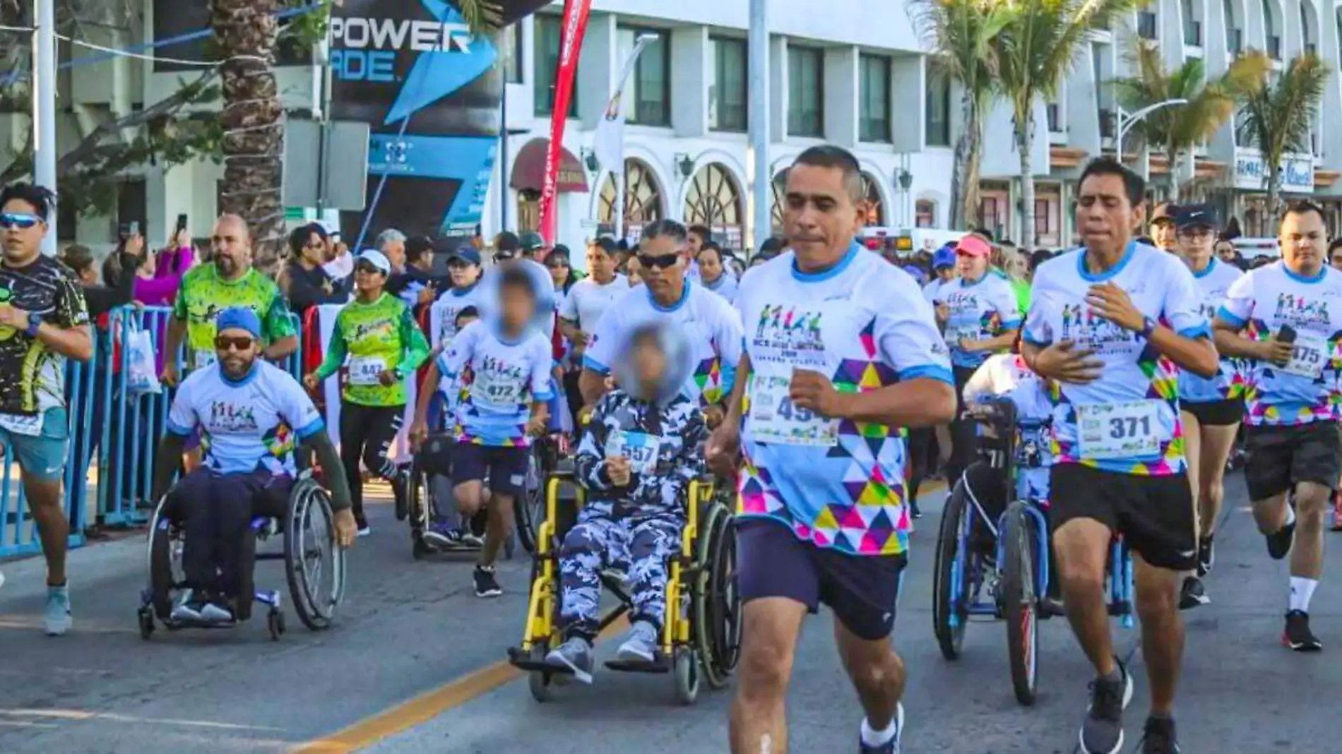 gente participando en carrera de atletismo